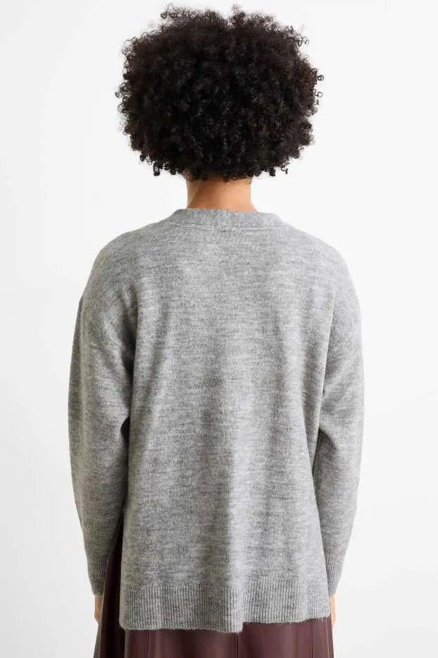 Svetr z jemného úpletu s výstřihem ve tvaru V