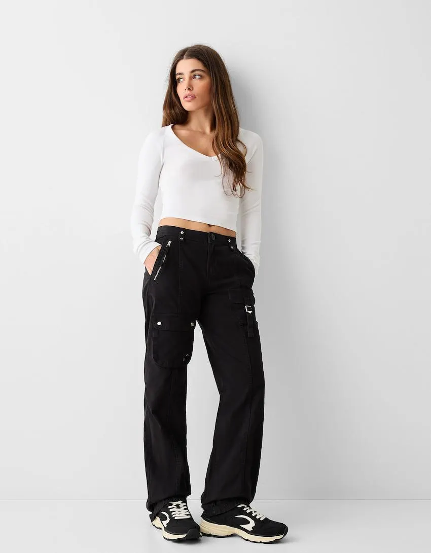 Low-waist cotton cargo trousers with strap