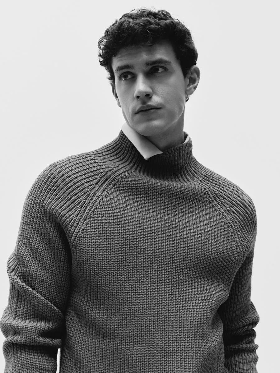 Svetr z žebrované pleteniny s nízkým stojáčkem