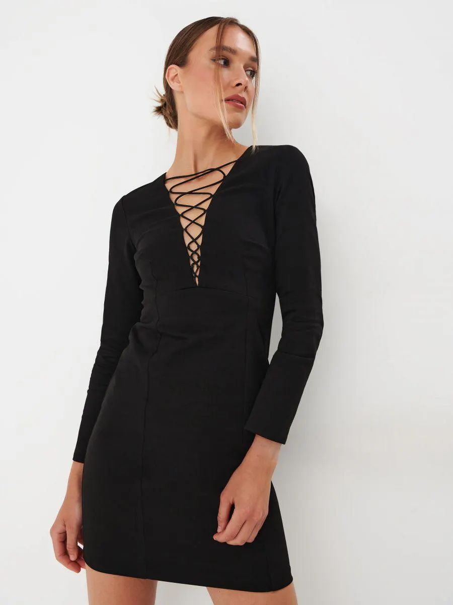 Šaty se zdobeným výstřihem