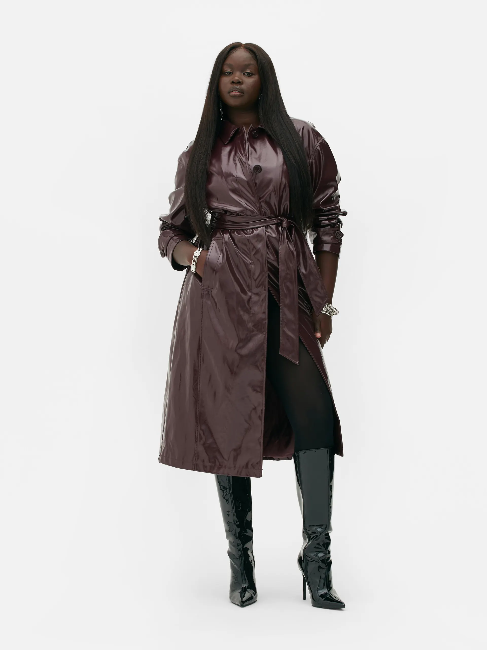 Abrigo de piel sintética y charol de Rita Ora