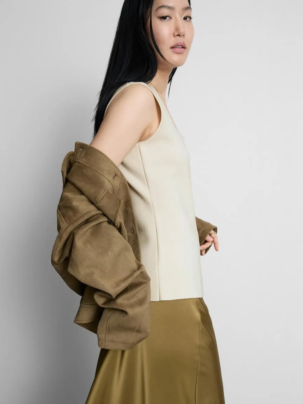 Tvarovaná vesta s hranatým výstřihem