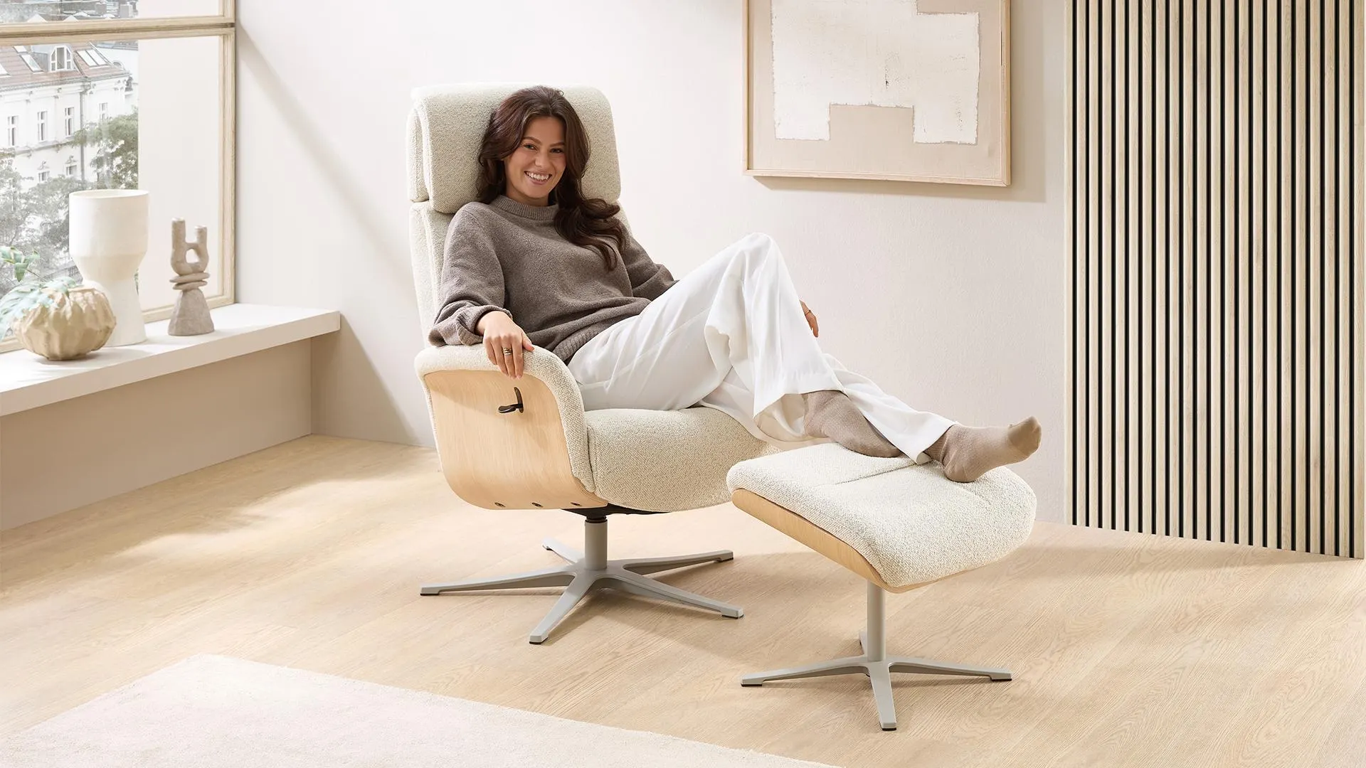 Relaxsessel Lion mit Holzapplikation und Hocker in Stoff