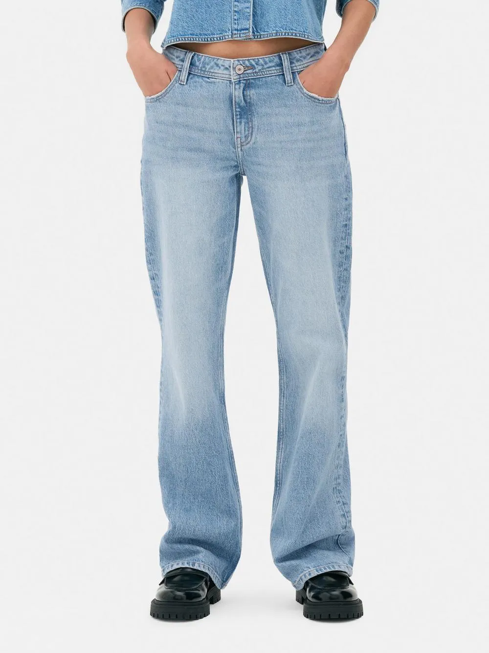 Bootcut-Jeans mit mittelhohem Bund