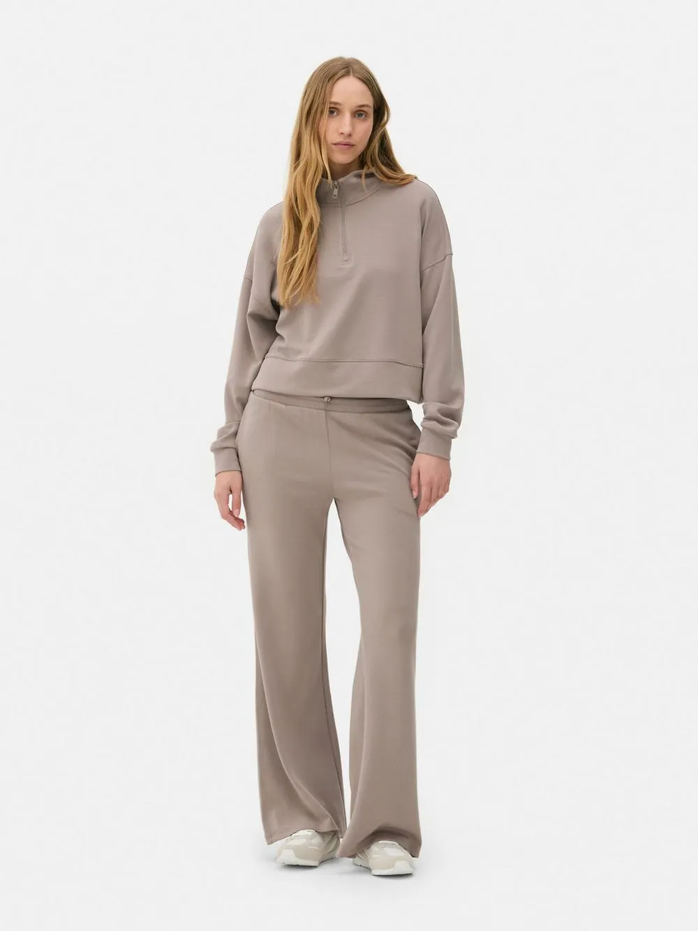 Jogginghose mit weitem Bein