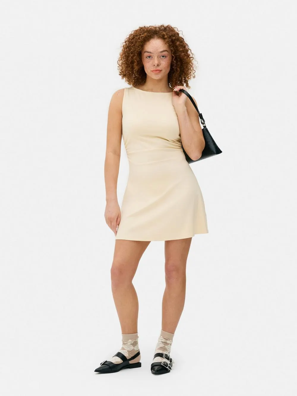 Eng anliegendes Minikleid mit seitlicher Raffung