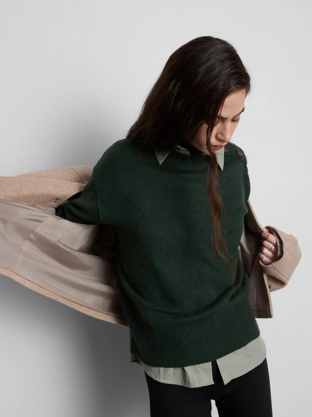 Rundhalspullover mit Knopfdetail