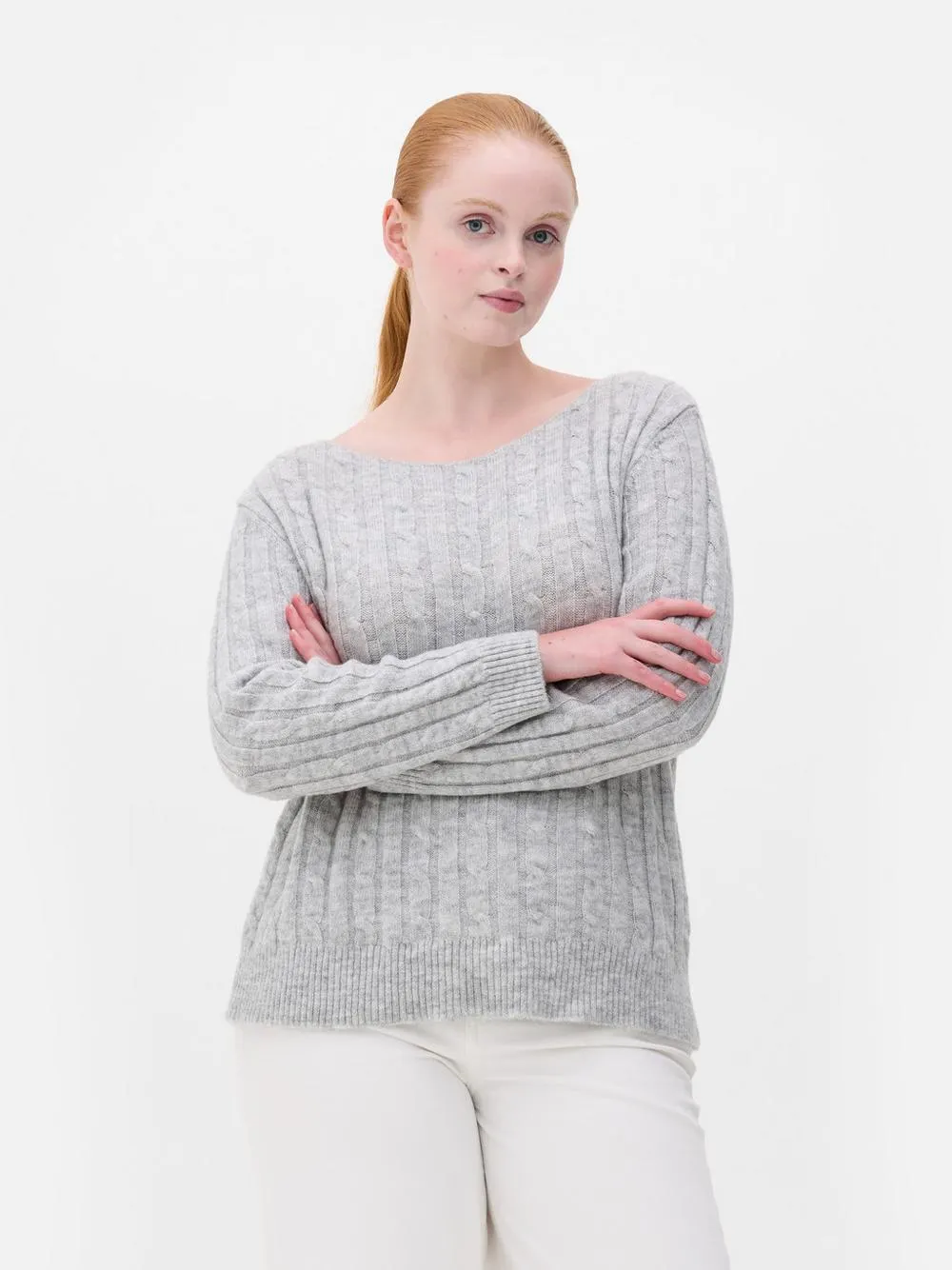 Schulterfreier Pullover mit Zopfmuster