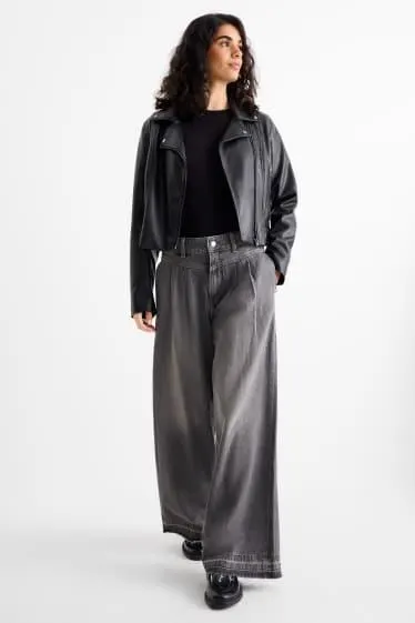 Wide leg jeans - mid-rise waist