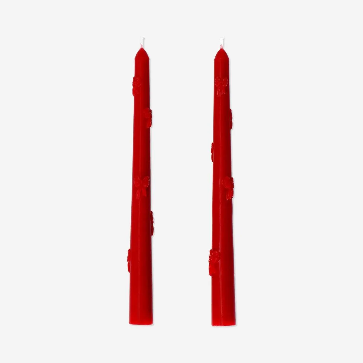 Red dinner candles with embossed bows - 2 pcs