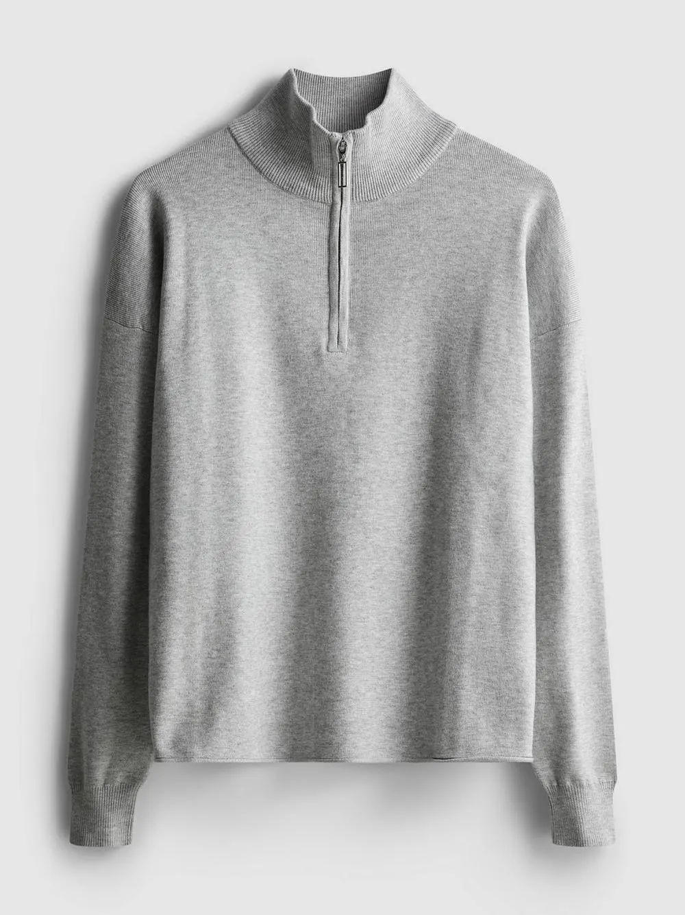 Dicht gestrickter Pullover mit halbem Reißverschluss