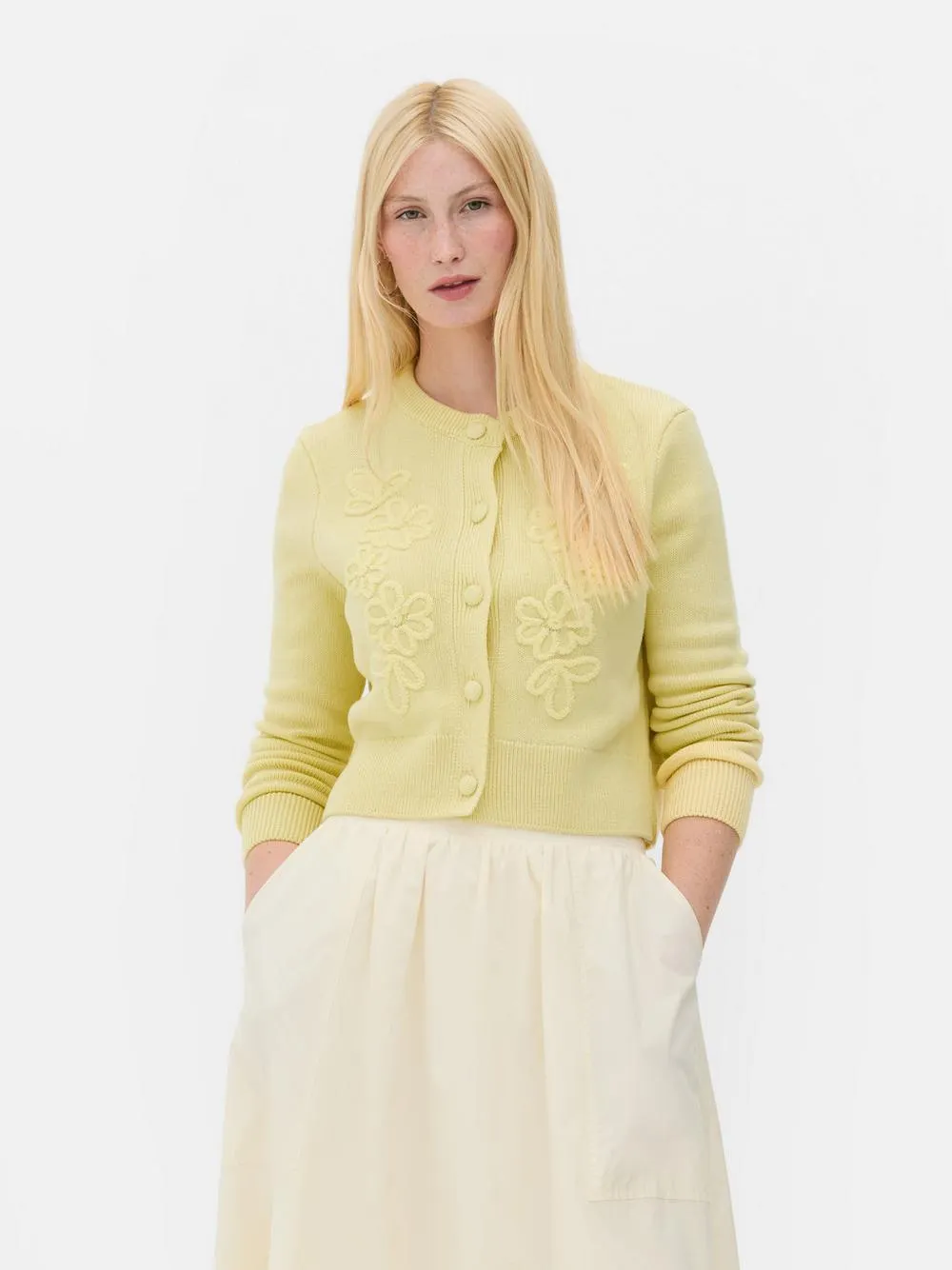 Kurzer Cardigan mit Blumenstickerei