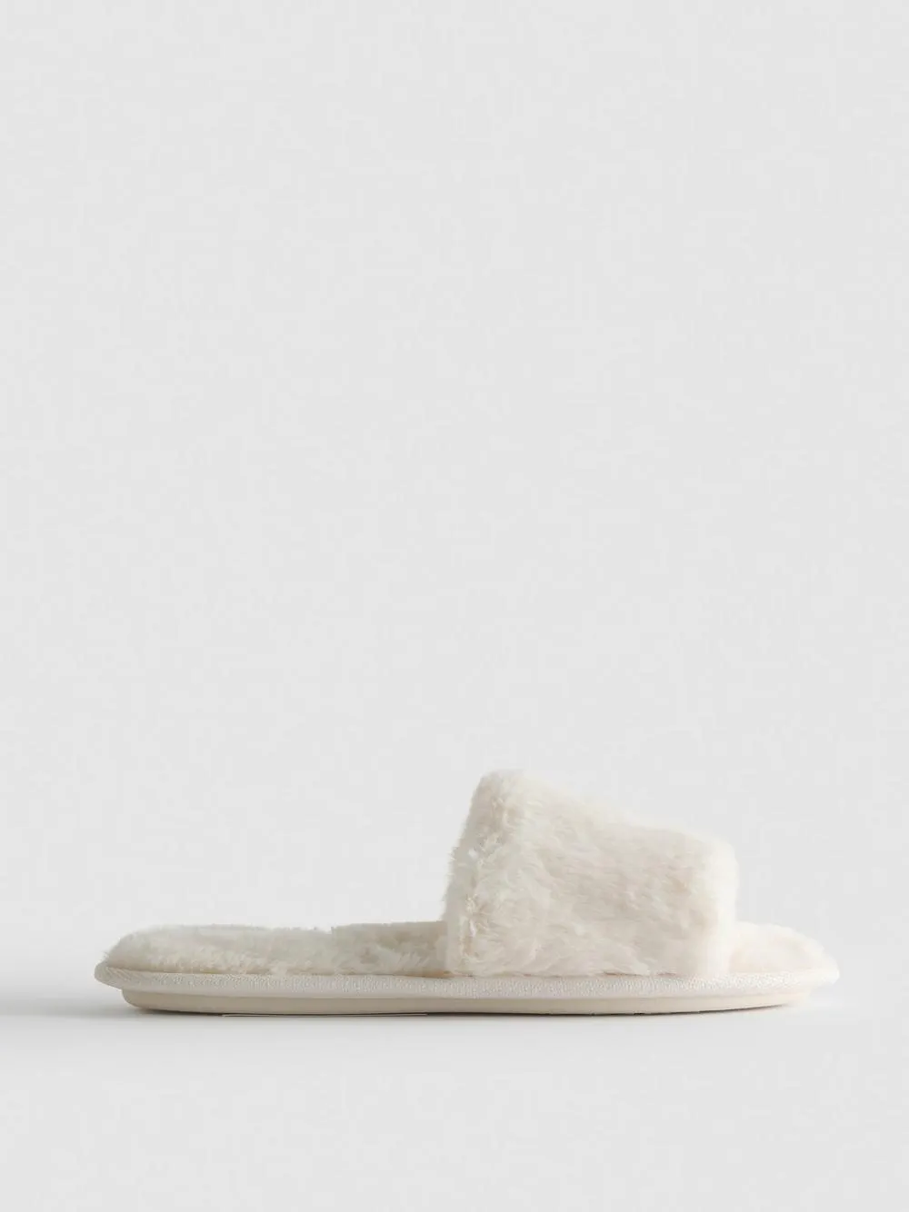 Flauschige Slipper mit überkreuzten Riemen