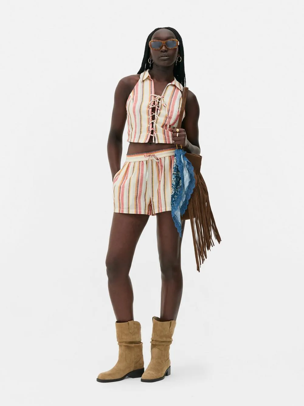 Top con escote halter y lazada delantera de Rita Ora