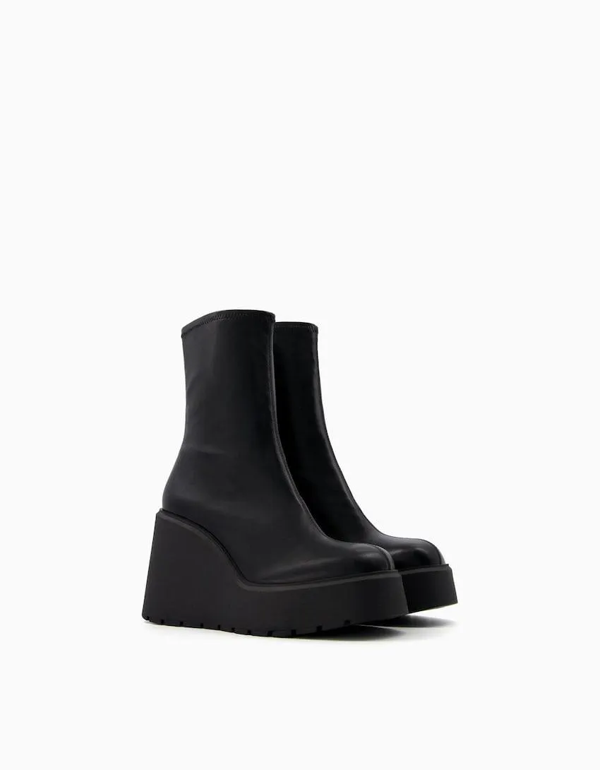 Fitted wedge ankle boots