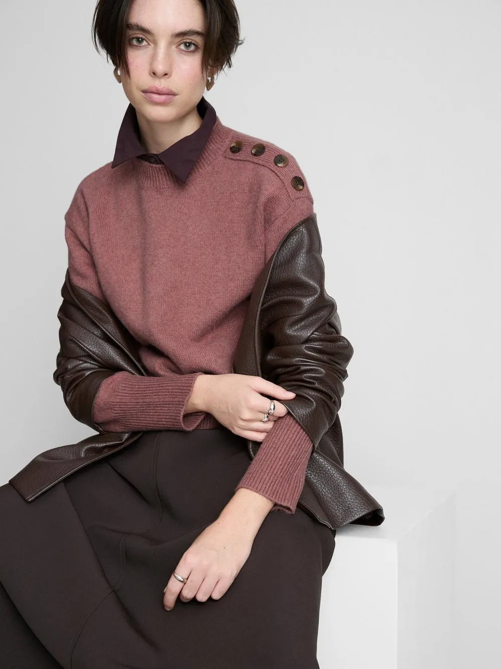 Rundhalspullover mit Knopfdetail