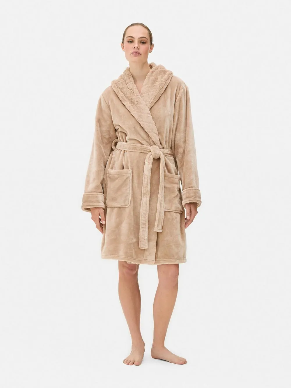 Luxuriöser Bademantel mit Schalkragen