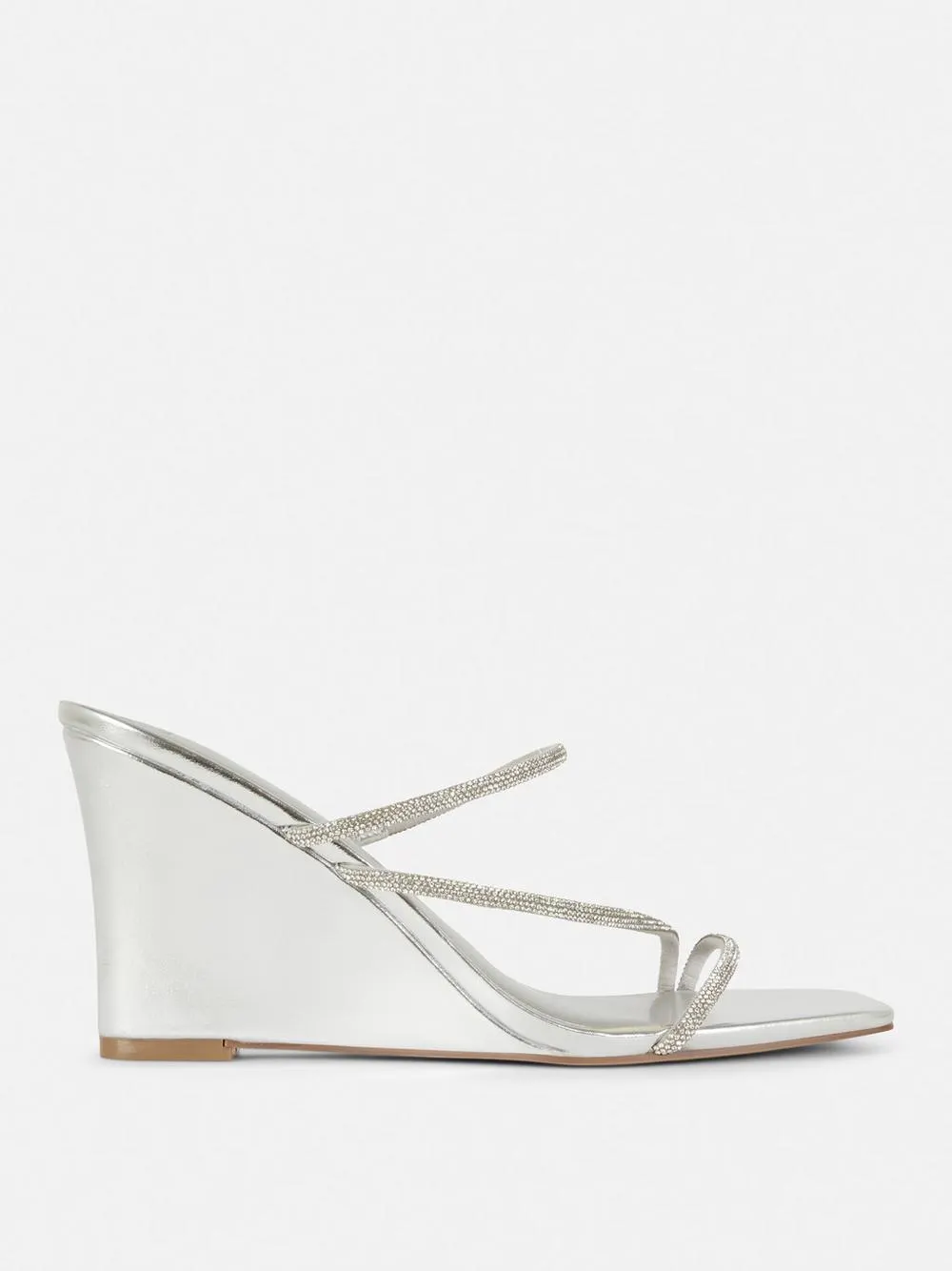 Silberne Keilsandalen in Metallic-Optik