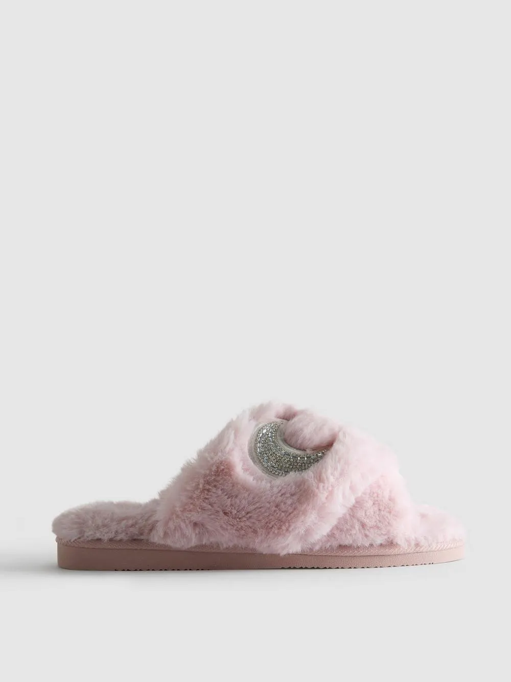 Hausschuhe mit überkreuzten, verzierten Riemen