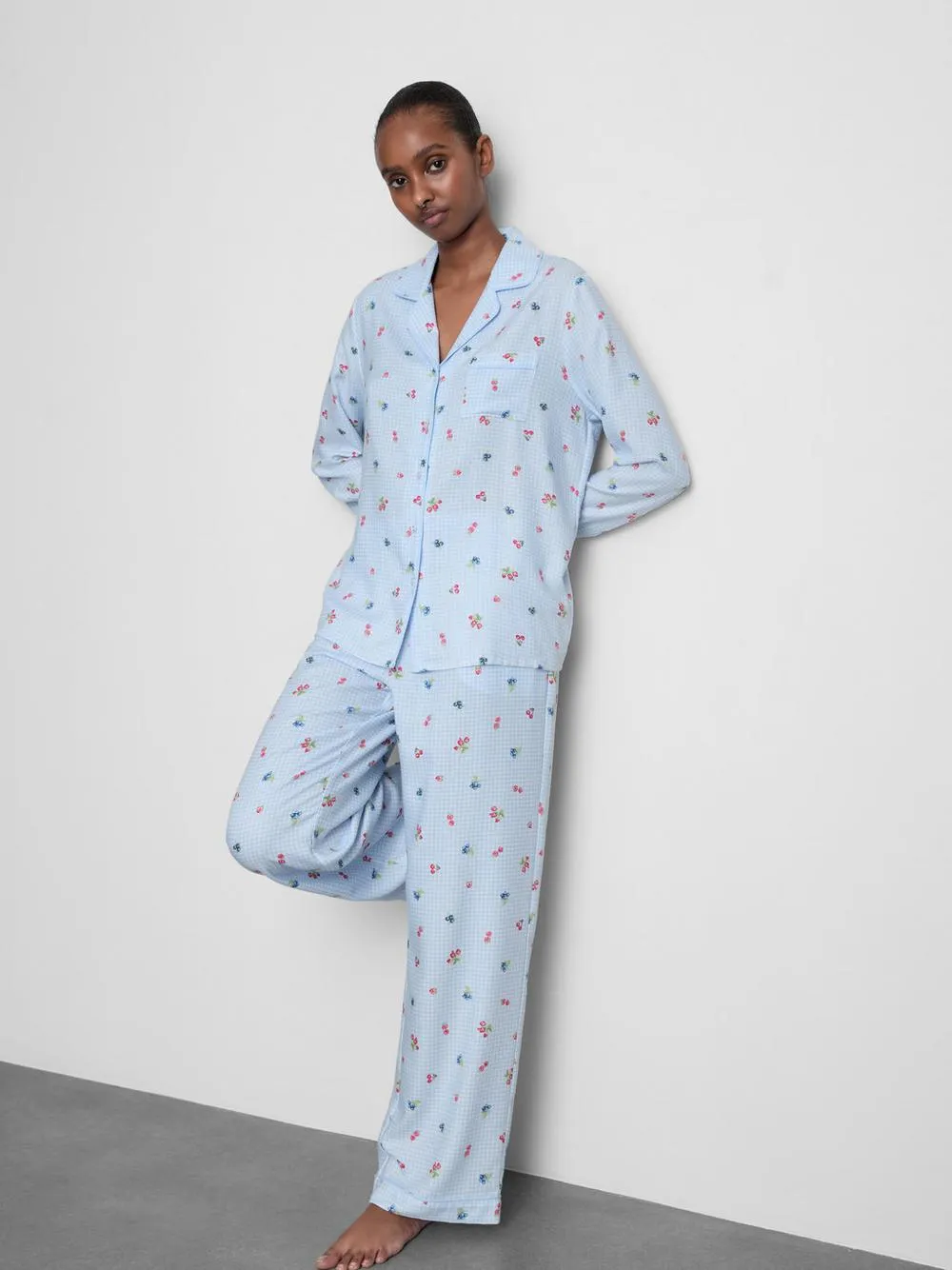 Schlafanzughemd mit Vichykaros und Beerenprint