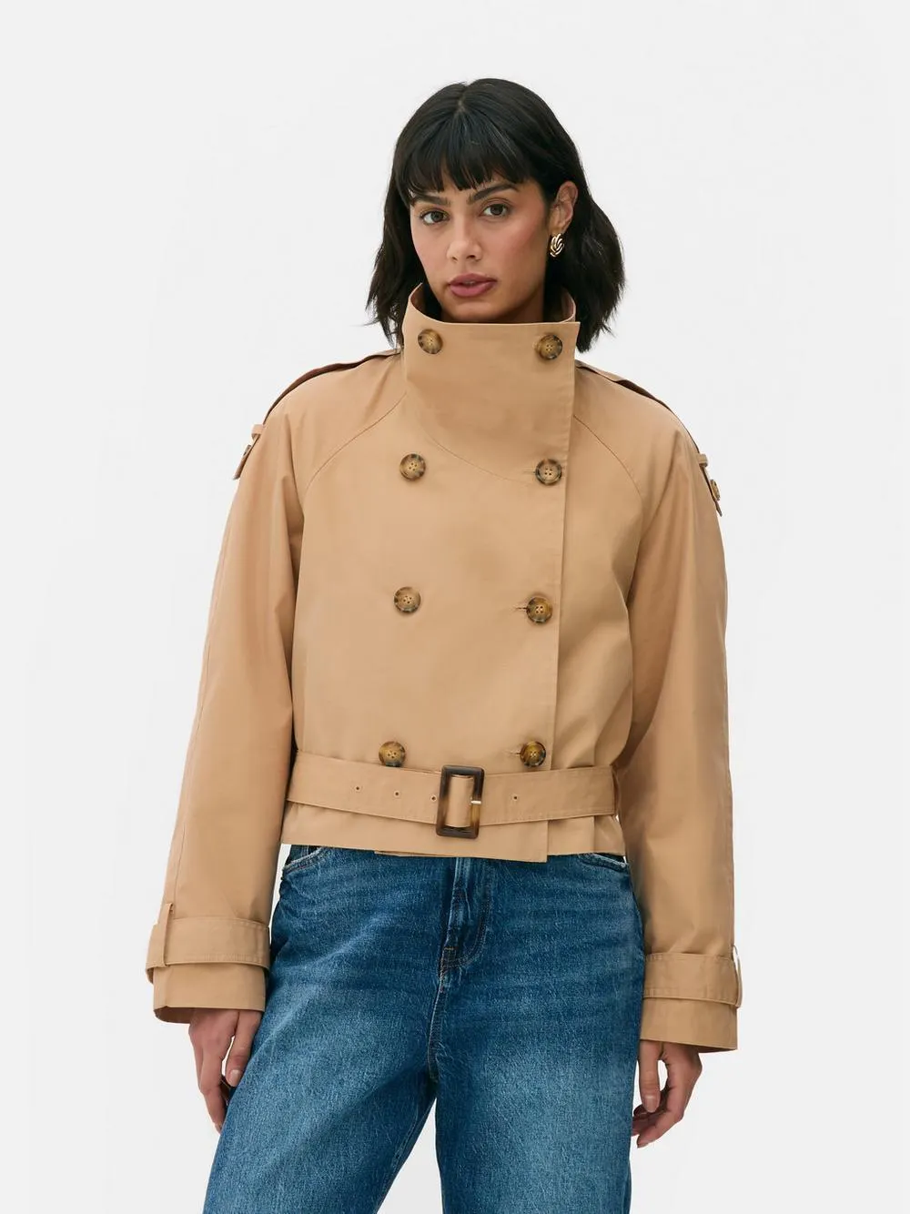 Kurzer Mac mit Gürtel