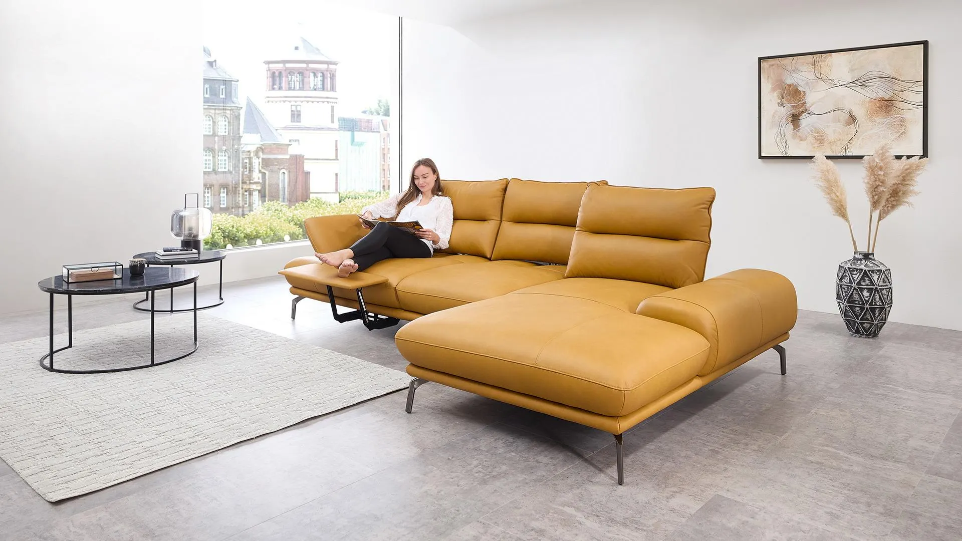 Leder Ecksofa mit Sitztiefenverstellung und motorischer Fußstütze