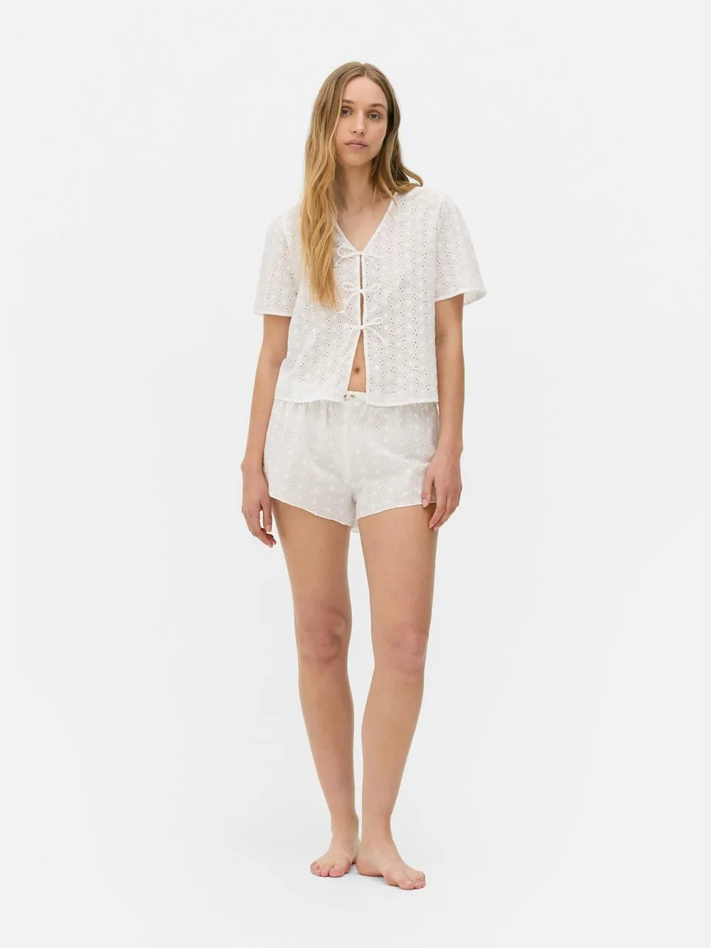 Gewebtes Schlafhemd mit Stickerei