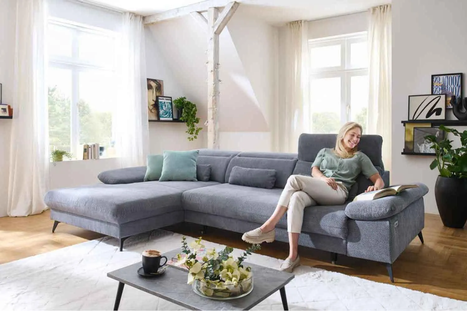 Ecksofa inkl. motorischen XL- Sitzvorzug in Stoff