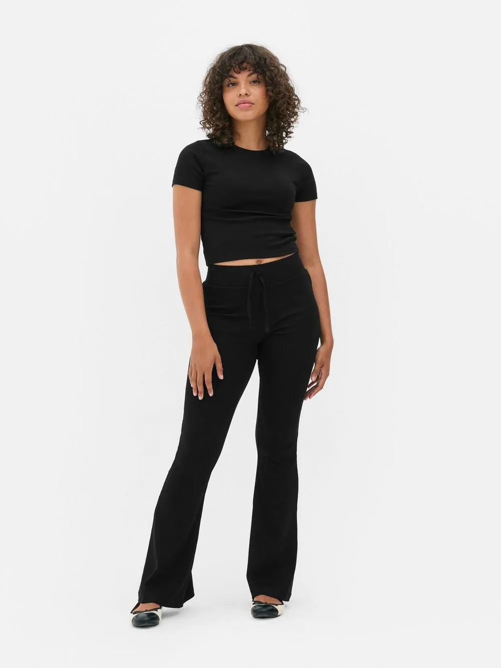 Gerippte Leggings mit ausgestelltem Bein