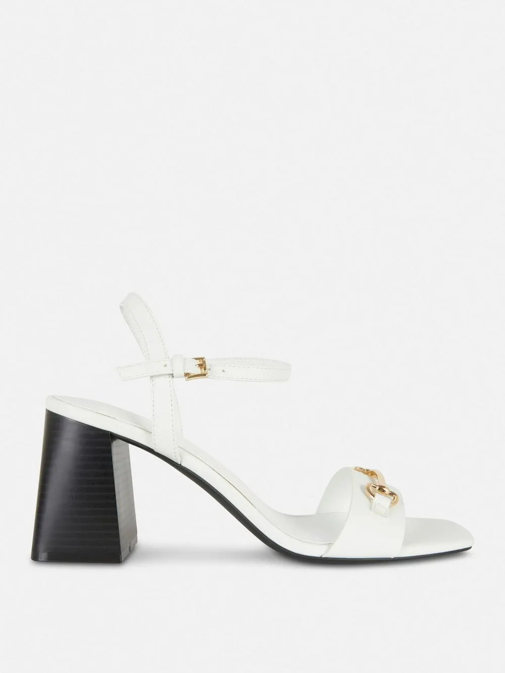 Sandalen mit Blockabsatz und Trense