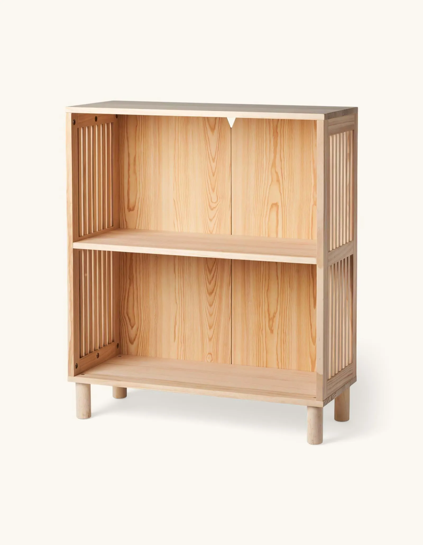 Kiefernholz. 70 x 29 x 81,5 cm.