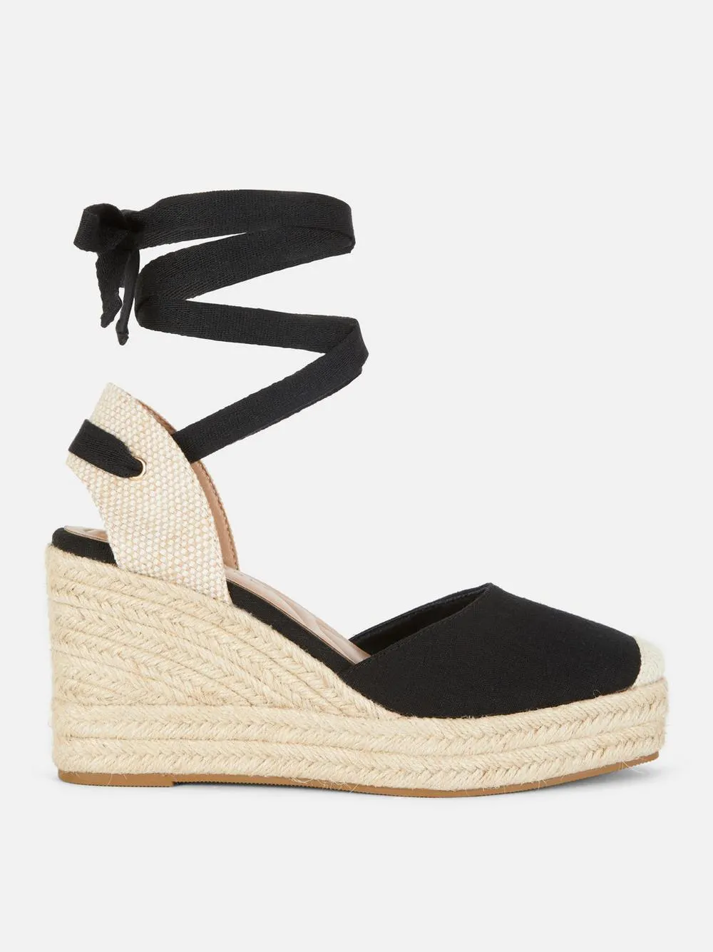 Keilsandaletten mit Schnürung