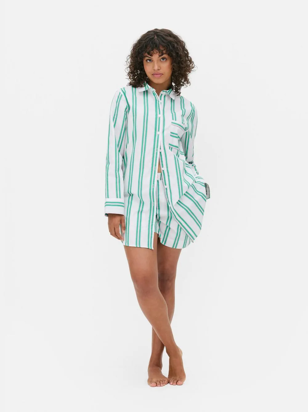 Gewebtes, gestreiftes Nachthemd