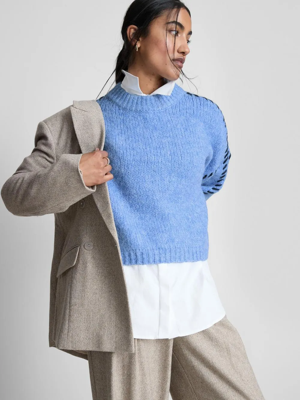 Ein lässiger Pullover mit Kontrastnaht