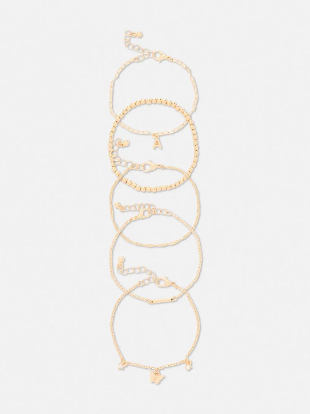 „The Edit“ Armbänder mit Schmetterlings- und Initialenanhänger, 5er-Pack