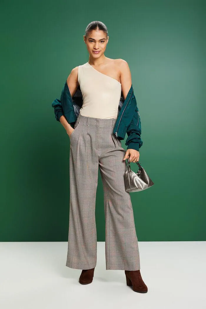 Top de tejido lamé con un hombro al descubierto