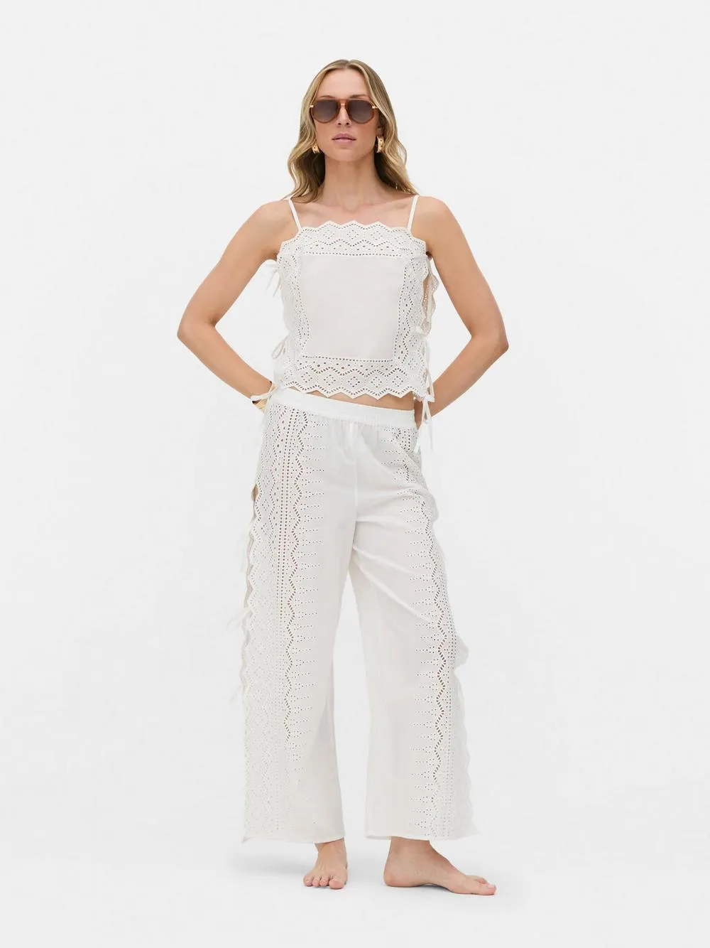 „Rita Ora“ Top mit Lochmuster und seitlichen Bindebändern