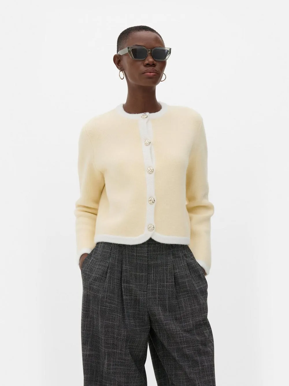 Cardigan mit Kontrastsaum und Knopfleiste