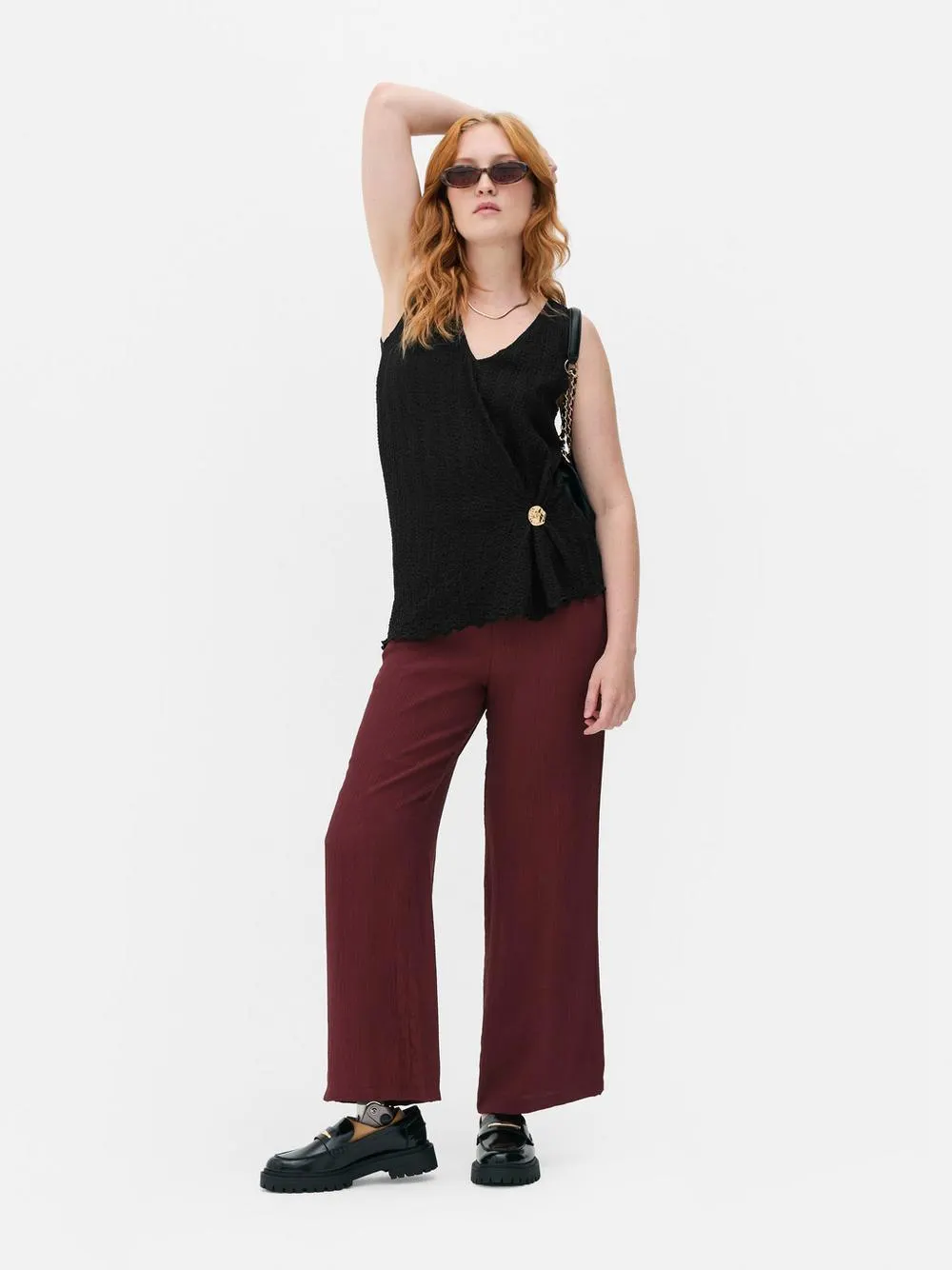 Ärmelloses, strukturiertes Top mit Metall-Applikation