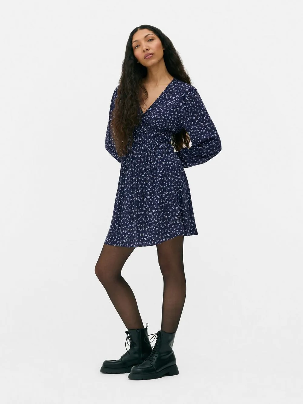 Minišaty s výstřihem do V