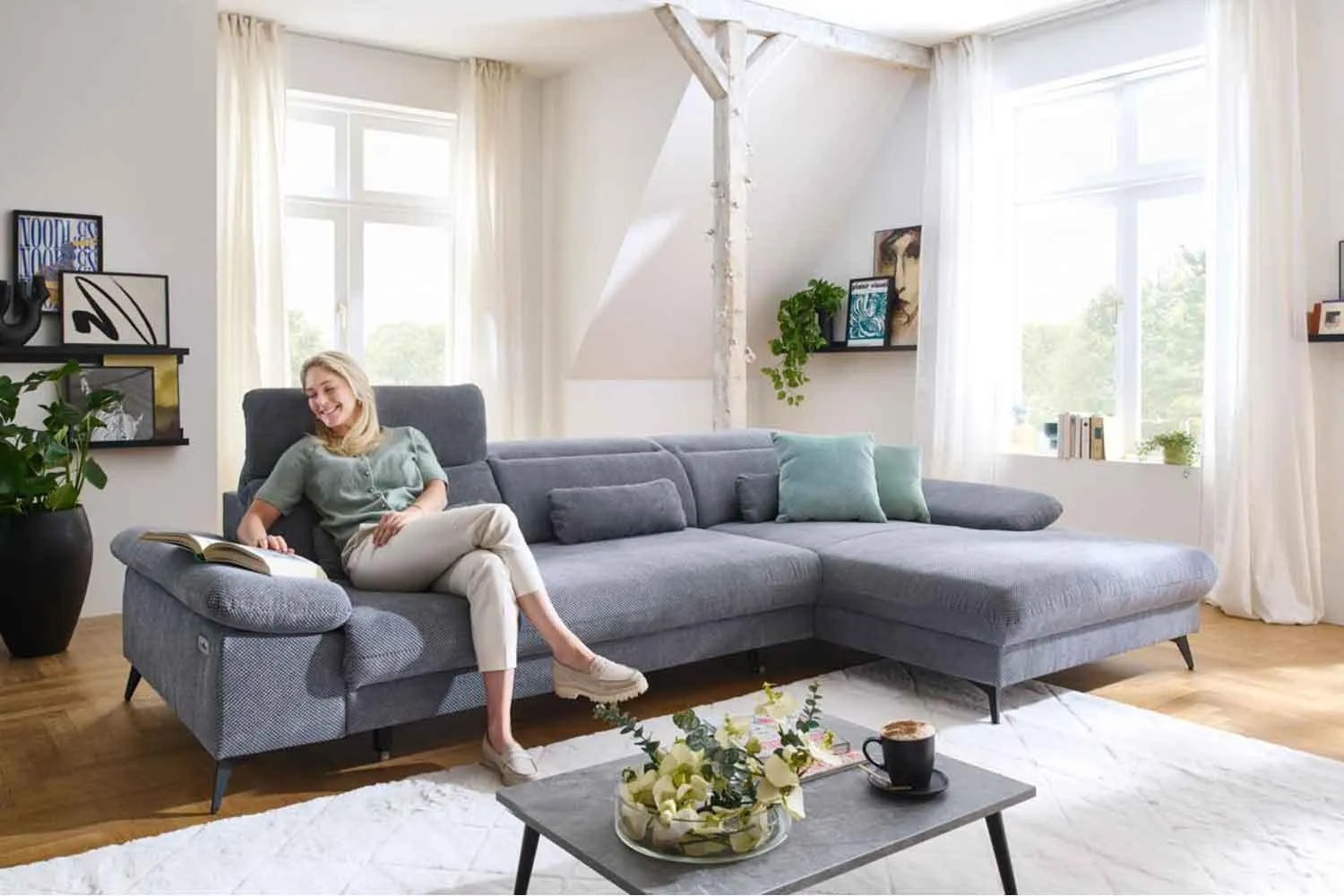 Ecksofa mit motorischen XL- Sitzvorzug in Stoff