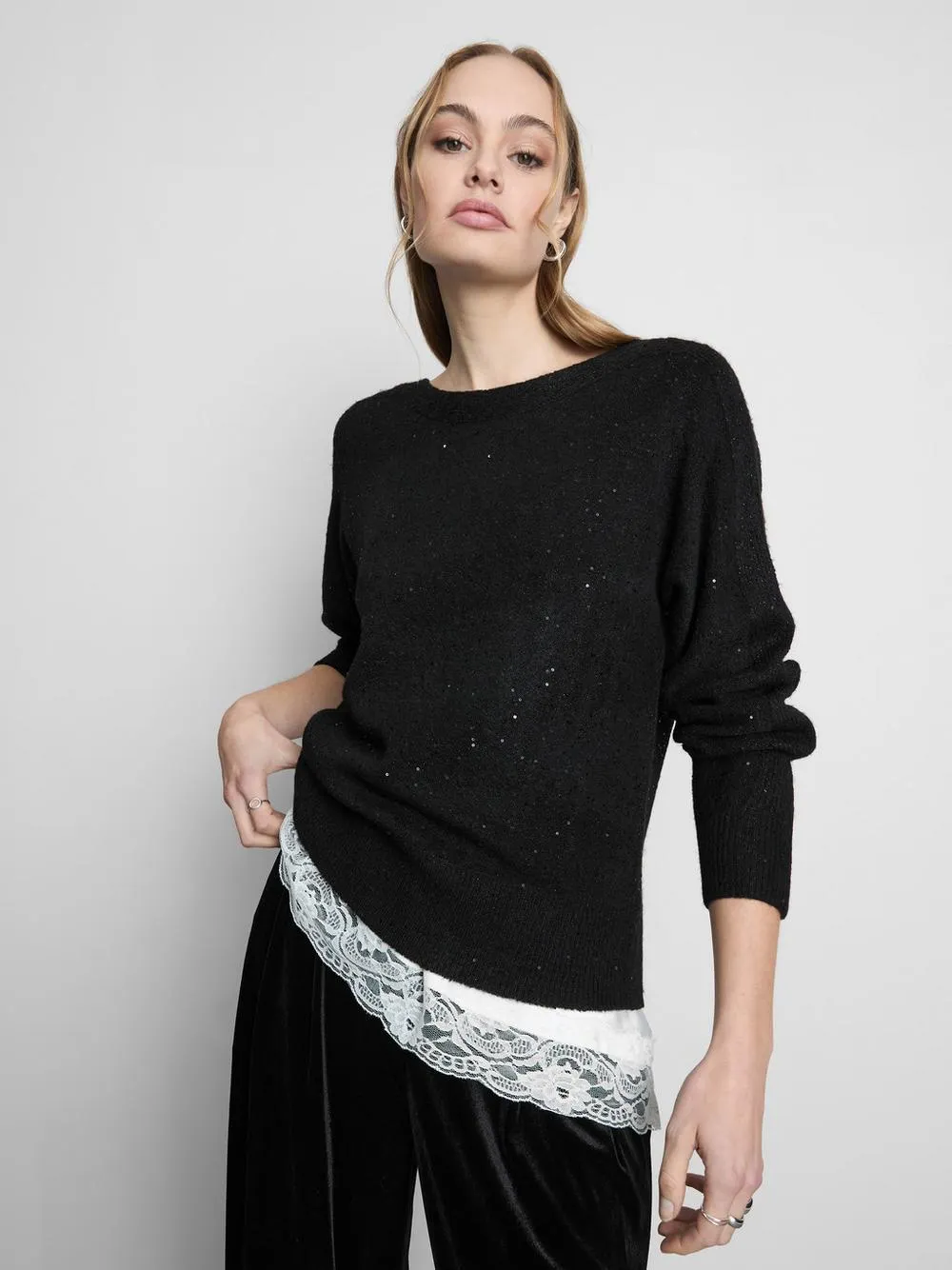 Glitzernder Pullover mit U-Boot-Ausschnitt