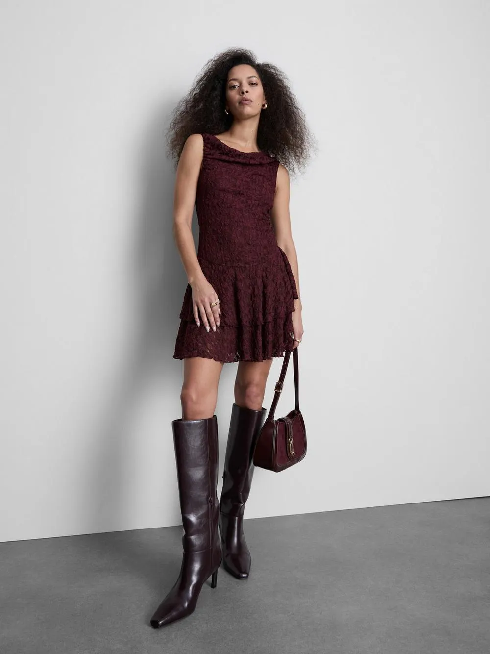 Vestido corto de encaje con cuello drapeado