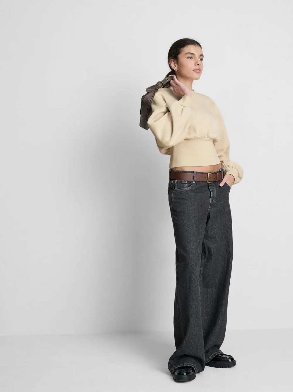 Sweatshirt im Crop-Schnitt mit eng anliegender Taille