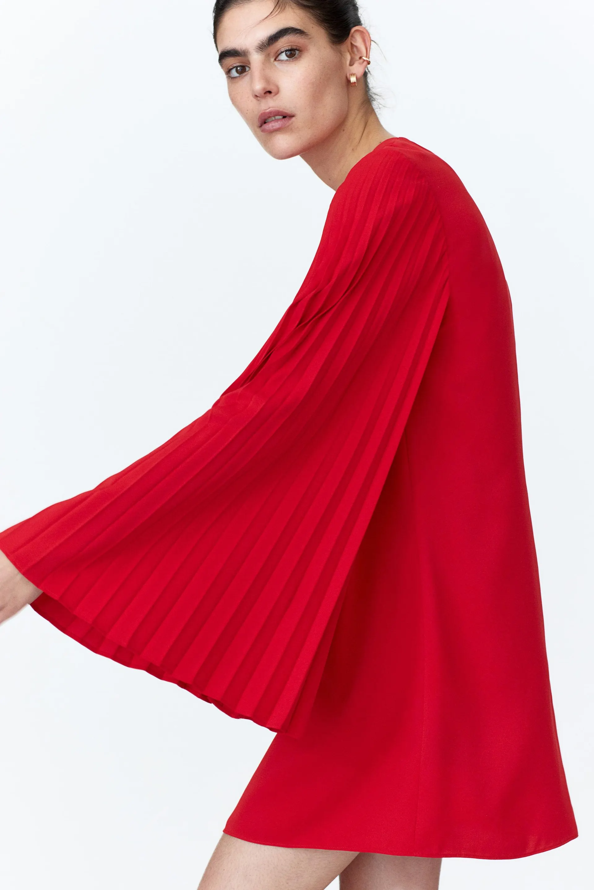 Vestido con mangas plisadas