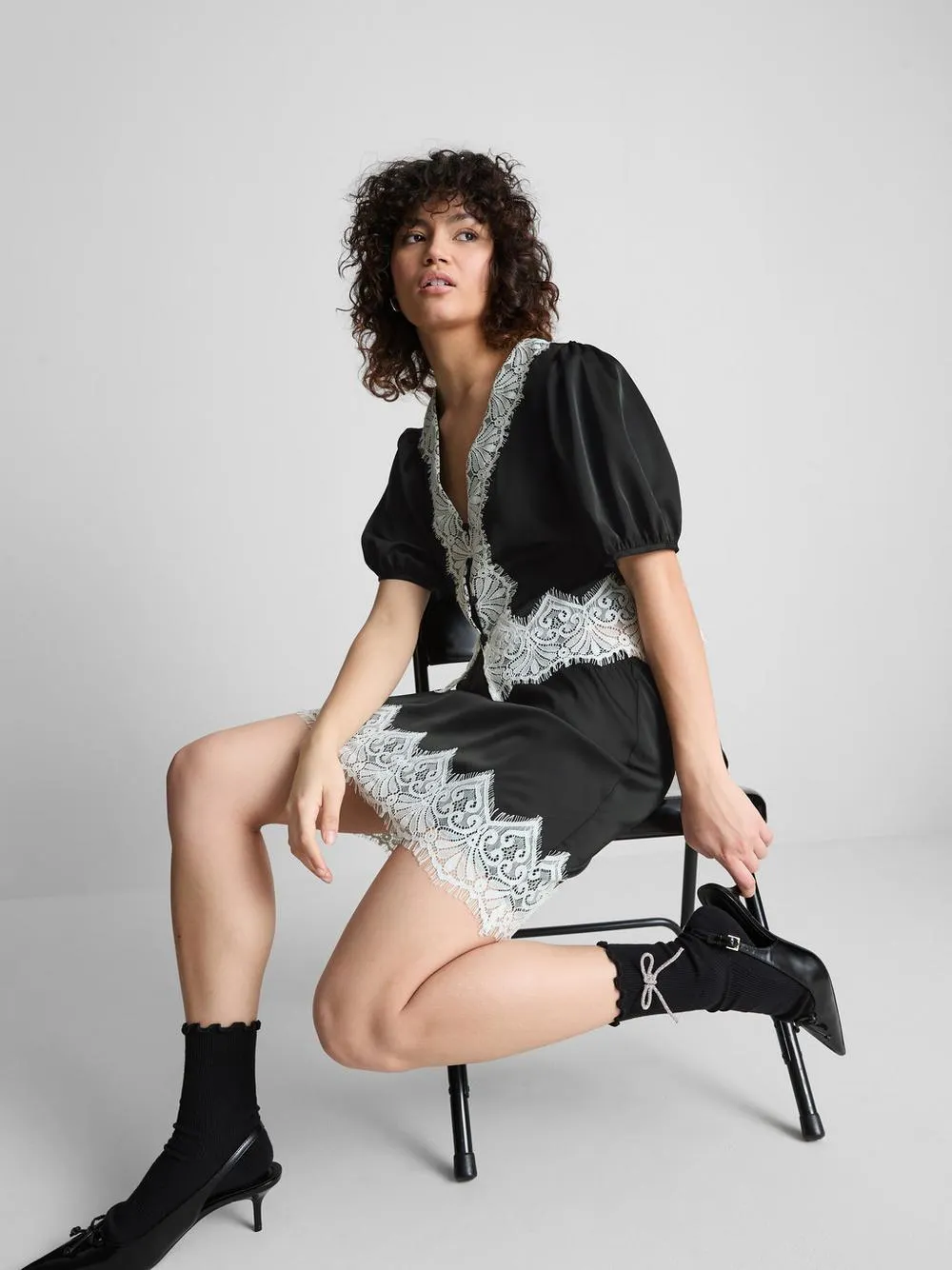 Satin-Minirock mit Spitzendetail