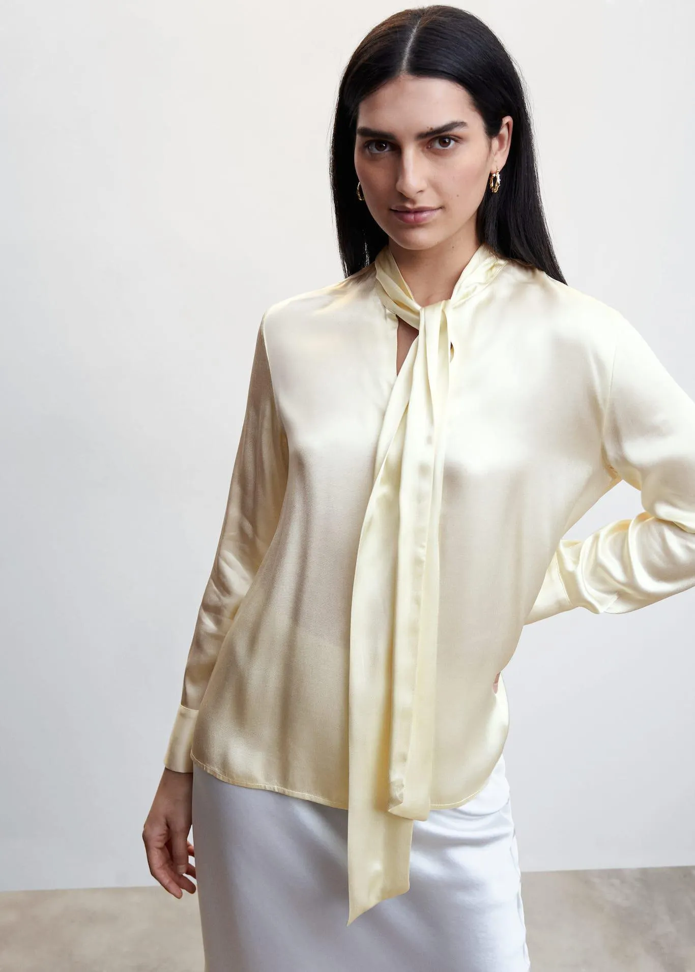 Blusa satinata fiocco collo