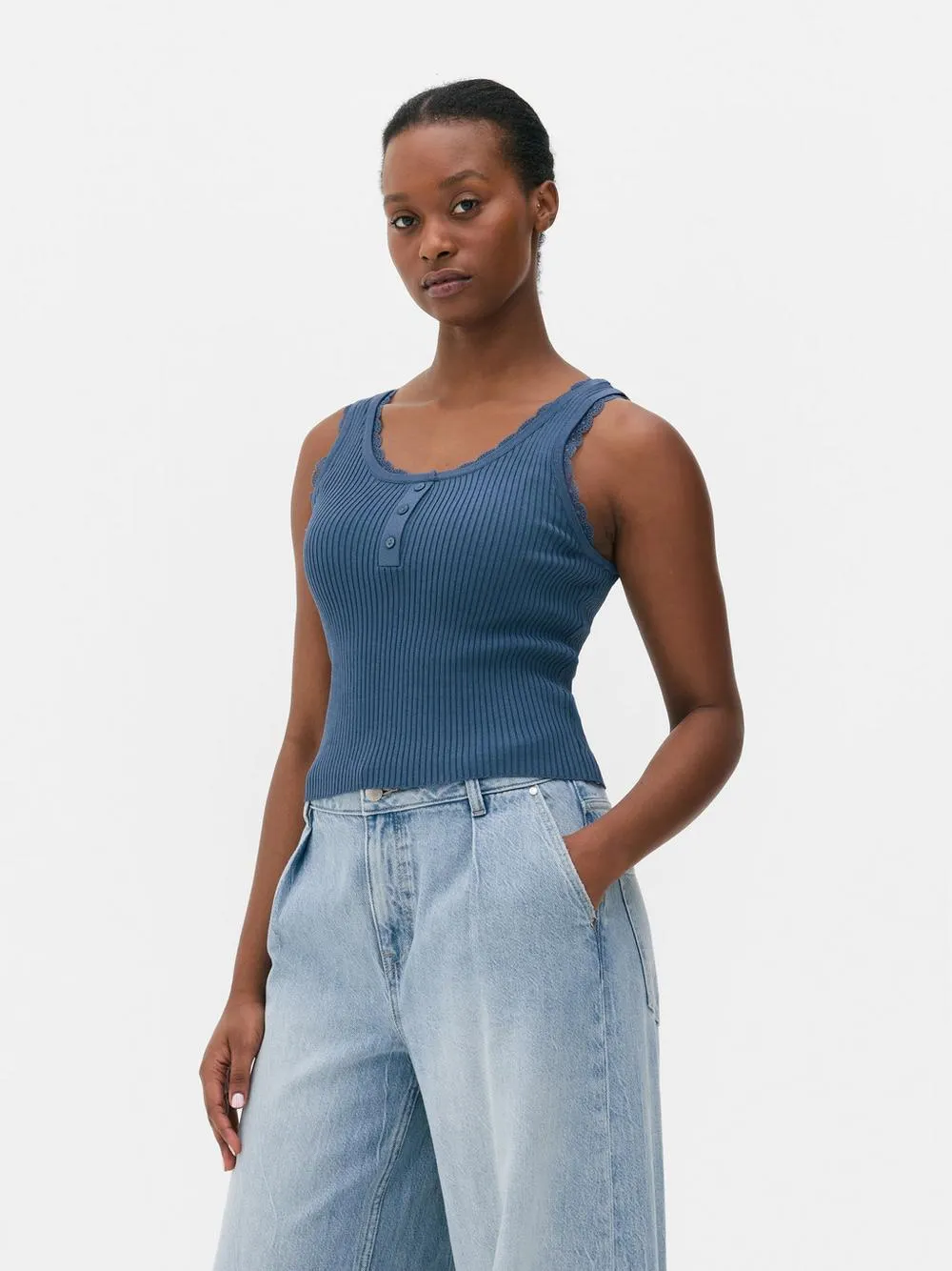 Geripptes Tanktop mit Spitzenbesatz