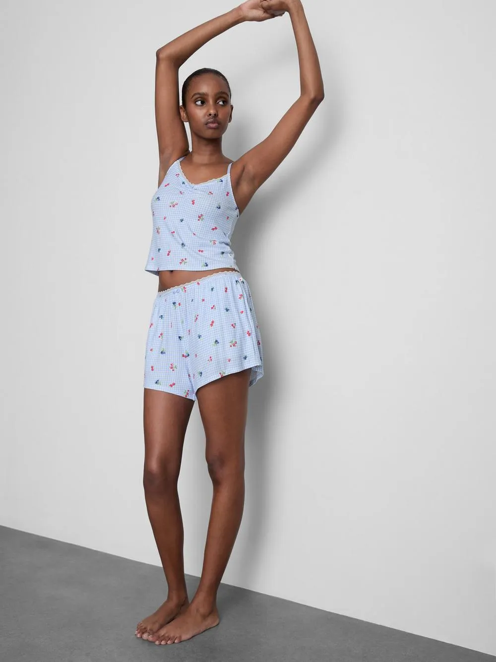 Rippschlafanzugshorts mit Vichykaros und Beerenprint