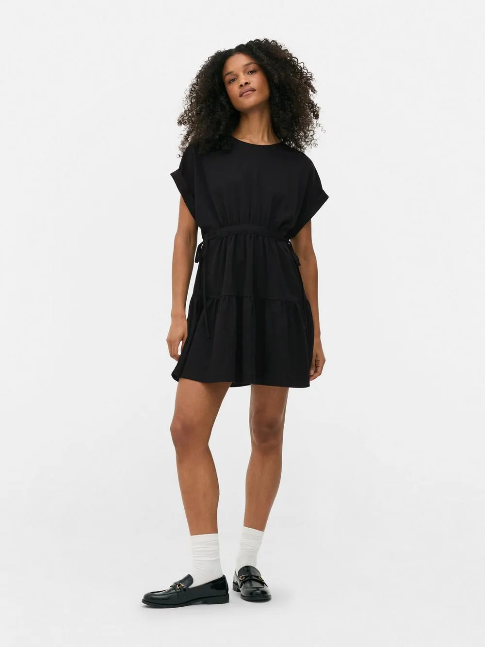 Vestido corto y escalonado con vuelo